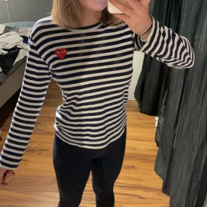 Comme des garcons tröja  - Säljer min jätte fina play tröja i mörkblå! Skriv om du har frågor! 💕