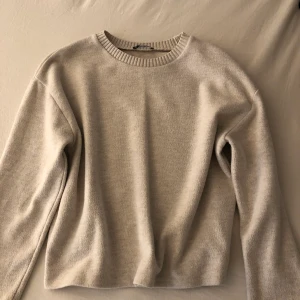 Stickat tröja - Säljer min beiga stickade tröja från Zara i storlek M. Använd ca 3 gånger och är i bra skick. Skriv privat för fler bilder🫶