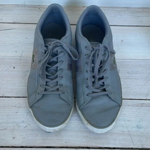 Sneakers Lacoste  - Grå använda sneakers. Frakt tillkommer till priset.