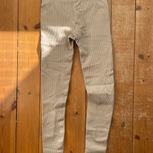 Ribbed Leggings från Adanola  - Beiga Leggings, 88% nylon / 12 % spandex, knappt använda, nypris 500 