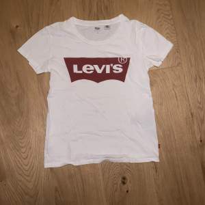 Levis tshirt som säljes då den inte kommer till användning. Storlek XS men ganska stor i storleken🫶🏼 75kr + frakt