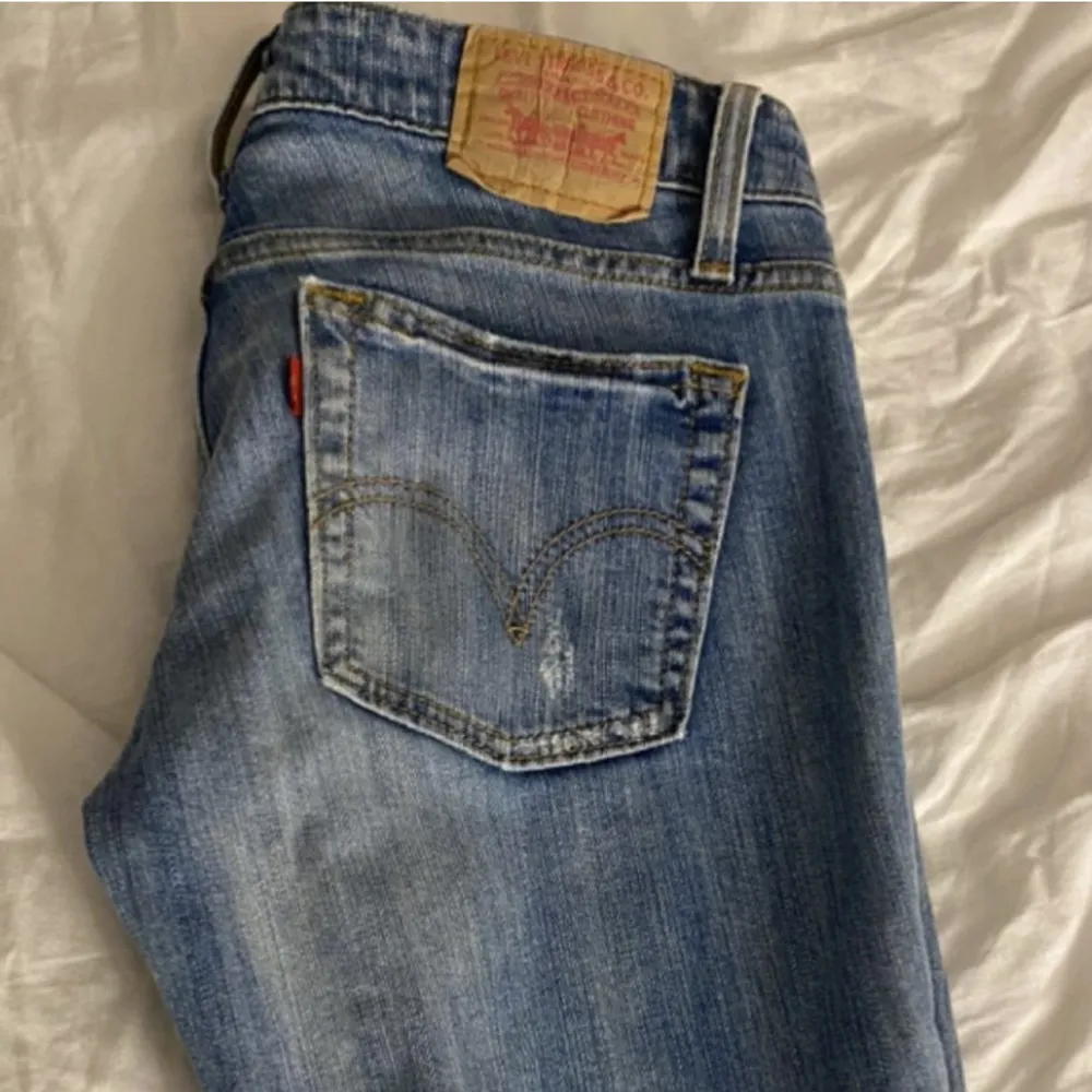 Säljer dessa fina bootcut jeansen från levis💙formar kroppen jättesnyggt. Midjemått 83, dom var lite för långa på mig därav säljer jag (bilder från förra ägaren) . Jeans & Byxor.