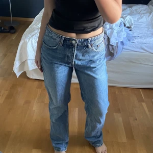 Zara low waist/mid waist jeans  - Säljer mina low waist/mid waist Zara jeans i storlek M då jag inte använder de. För referens är jag 165cm och bär S-M. Om du har övriga frågor eller vill ha fler bilder är det bara att hmu! Betalning med swish & köparen står för frakten. 