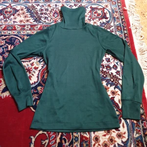 Polotröja grön - Tajt, hög krage, djup grön färg och glans i tyget.  Retro. Fint skick 🧚‍♀️