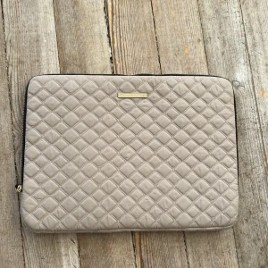 Day Datorfodral - Datorfodral i nyskick från Day Birger ET Mikkelsen. Har en innerficka som kan ses på sista bilden.  Yttermått är 29x39cm. Lagom för en 15 tum dator.  Originalpris: 499kr 