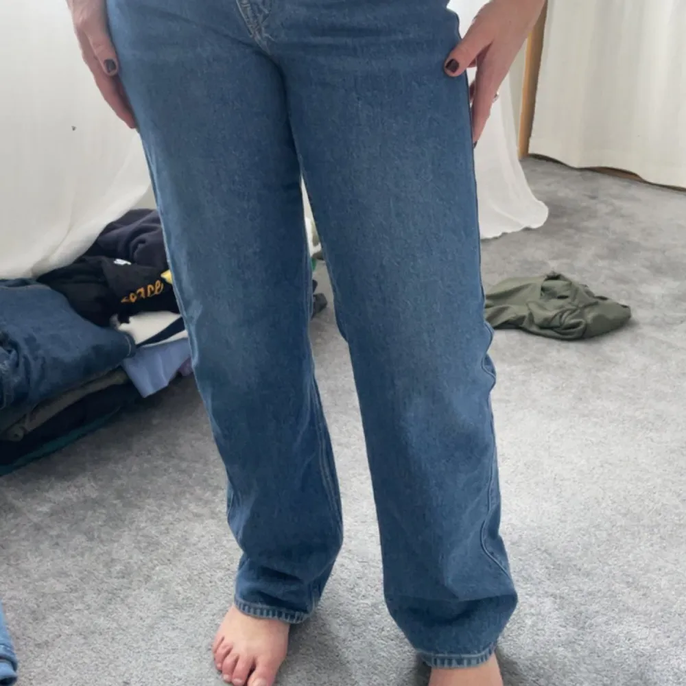 Weekday jeans i storleken 29/32 i modellen rowe. Dom är sne knäppta i midjan hör av er för fler bilder.. Jeans & Byxor.