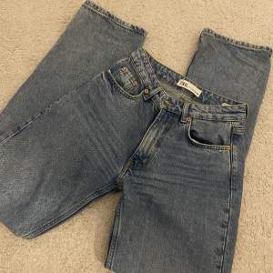 Ursnygga mörkblåa jeans i storlek 34 från zara. Är ungefär 168cm lång och är långa i modellen💘Använt få gånger men köpta här på plick för 200kr. Säljer för 130kr + frakt❣️Dm för fler bilder eller frågor osv!