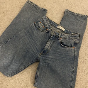 Zara Mid Rise - Ursnygga mörkblåa jeans i storlek 34 från zara. Är ungefär 168cm lång och är långa i modellen💘Använt få gånger men köpta här på plick för 200kr. Säljer för 130kr + frakt❣️Dm för fler bilder eller frågor osv!