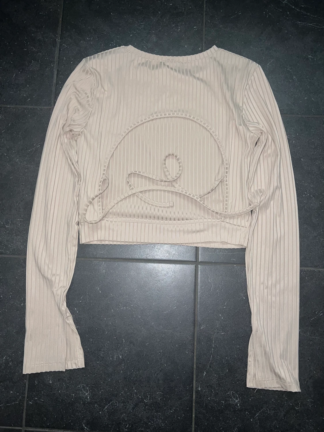 Beige topp med öppen rygg  - 90