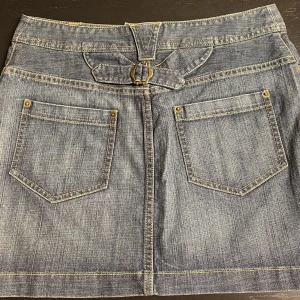 Kjol - Så fin kjol som har används en gång. Storlek 38  Mått: Midja- 78 centimeter  Längd- 36 centimeter  Kan mötas upp i Stockholm om det är i närheten. 