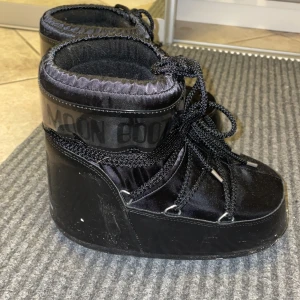 Moonboots  - Säljer mina Moonboots låga pågrund att dem inte kommer till användning. Har andvänts 3 gånger. Köpta för 1600kr. Jätte fint skick. Storlek 39 men passar mig som vanligtvis har 38.