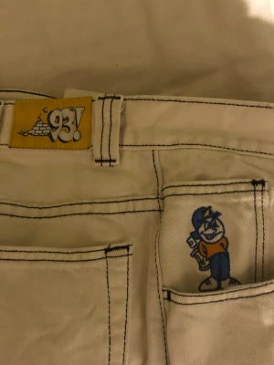 Polar 93 jeans - Vita polar 93or som är för små för mig men feta. Om nån är sugen att byta mot till exempel big boys i strl S-L eller liknande byxor eller något helt annat så är jag öppen för det.