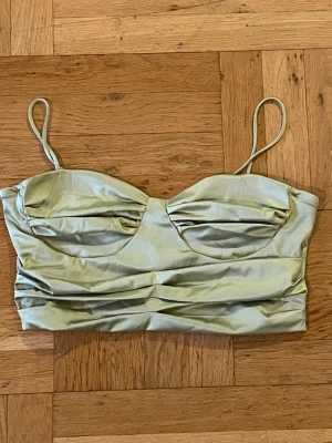 Satin top - Fin satin topp i oanvänt skick