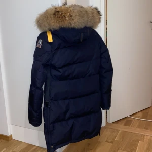 Parajumpers slim fit jacka - Säljer en parajumpers jacka för 6000 kr som använts få tal gånger.  Är från början köpt på Johnells för ungefär 11 500 kr, rött parajumper märke och extra knappar följs med. Kan mötas upp i Stockholm. ( Priset går att diskuteras)