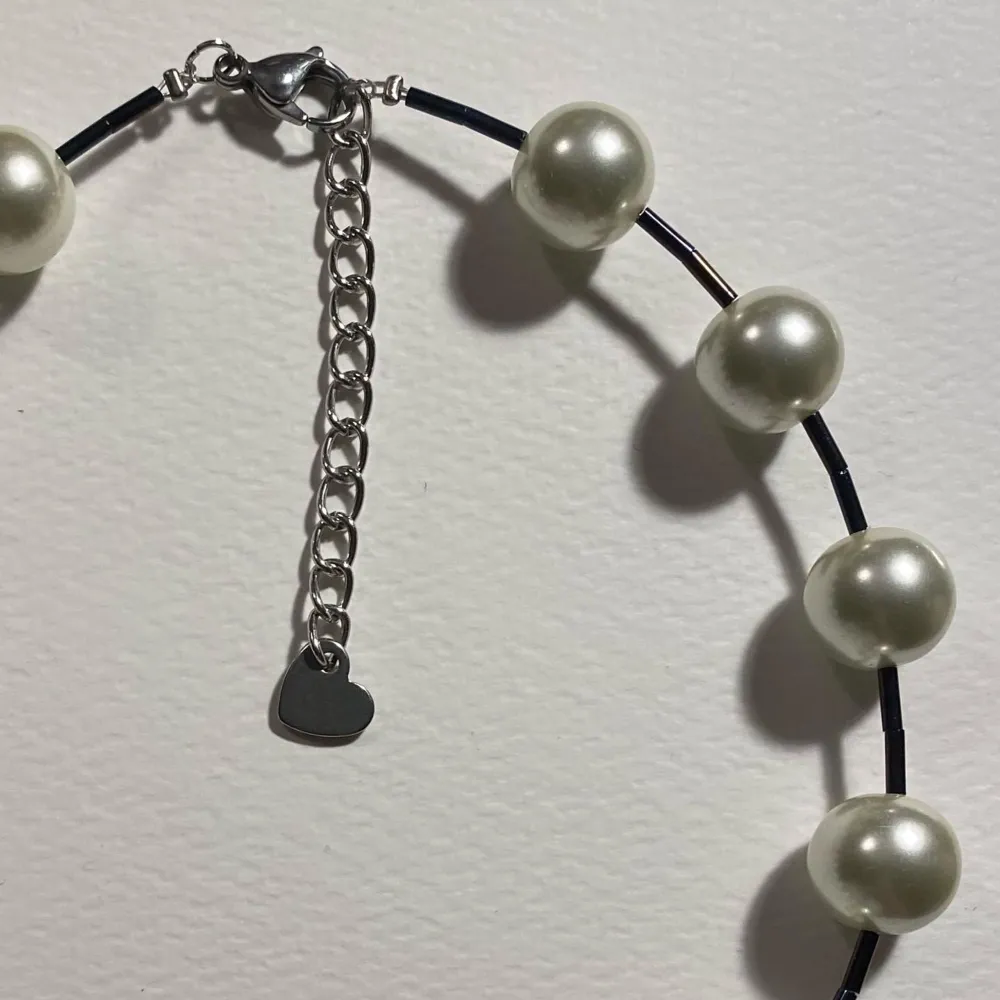 Handgjort halsband av glaspärlor, reglerbar längd 37-42cm Kika in @flyingladybugz på instagram för mer halsband samt custom made smycken❤️🐞 GRATIS FRAKT💗. Accessoarer.