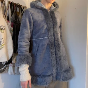 Vintage y2k blå penny lane jacka kappa - Vintage blå penny lane jacka med dragkedja, teddymaterial på insidan och fuskpäls ⛸❄️❄️ såå himla mysig jacka i en tillräckligt neutral färg för att kunna passa till allt! Påminner om nått ur Nana! 🍓