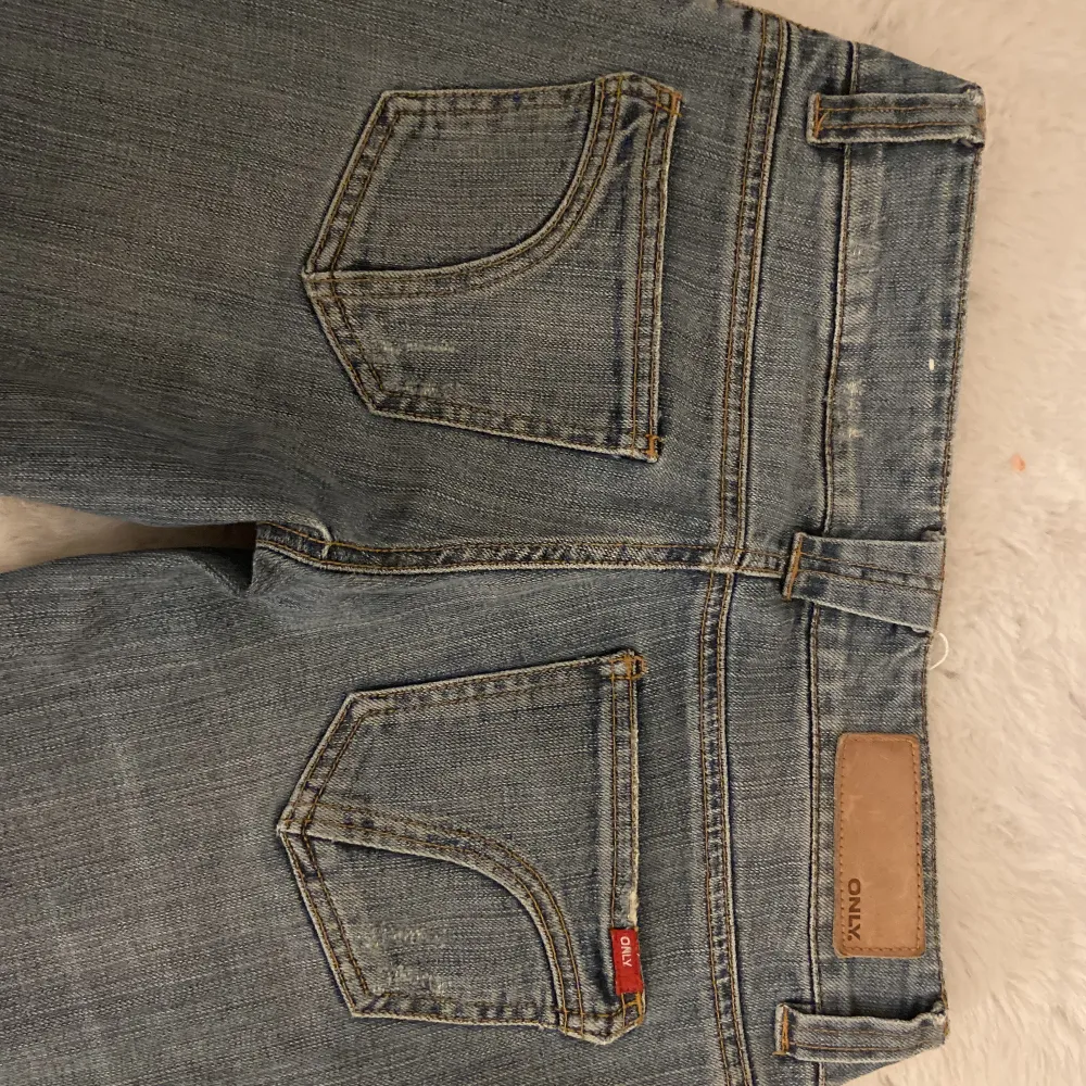 Säljer dessa skitsnygga lågmidjade bootcut jeans från Only då de tyvärr var för små för mig. Långa i benen och låga i midjan. Storleken som står i byxorna är 34/32 skulle jag uppskatta som en eur. 34 💞buda gärna 🤗. Jeans & Byxor.