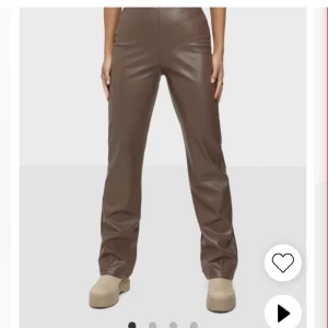 Bruna skinnbyxor  - Från Nelly! Skulle säga att de passar en S också då jag är mellan S och M i byxor! Stängs med en dragkedja i sidan. Spårbar frakt 60kr🥰 lite korta på mig som är 174cm men har också väldigt långa ben! Så rekommenderar att vara under min längd!