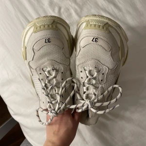 Balenciaga sneakers - Balenciaga triple S sneakers! Supersnygga fräscha krämiga vita färger!  Knappt använda och säljes pga låg användning! Möter gärna upp i Stockholm! 