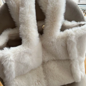 Handväska - Supermjuk! Får plats med laptop. Storlek ca 40 cm längsta sida.  Inga spår av användning.