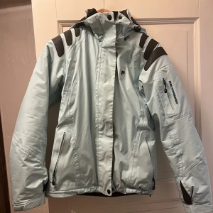 Peak performance skidjacka - Ljusblå skidjacka från peak performance. Står strl S men är mer som xs/34. I jättefint skick! Köpare står för frakt :)