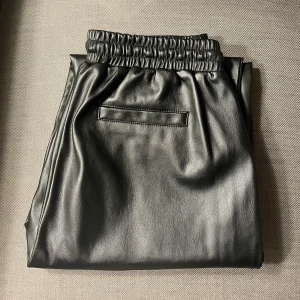 Skinnbyxor NAKD - Superfina pu byxor ifrån nakd, nästintill oanvända. Storlek 36, lappen är dock bortklippt. Lånade bilder 