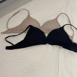 Bh:ar - Två bh:ar från Lindex. Dessa två har lite padding och är utan bygel men jättebra❤️ 50kr/st.