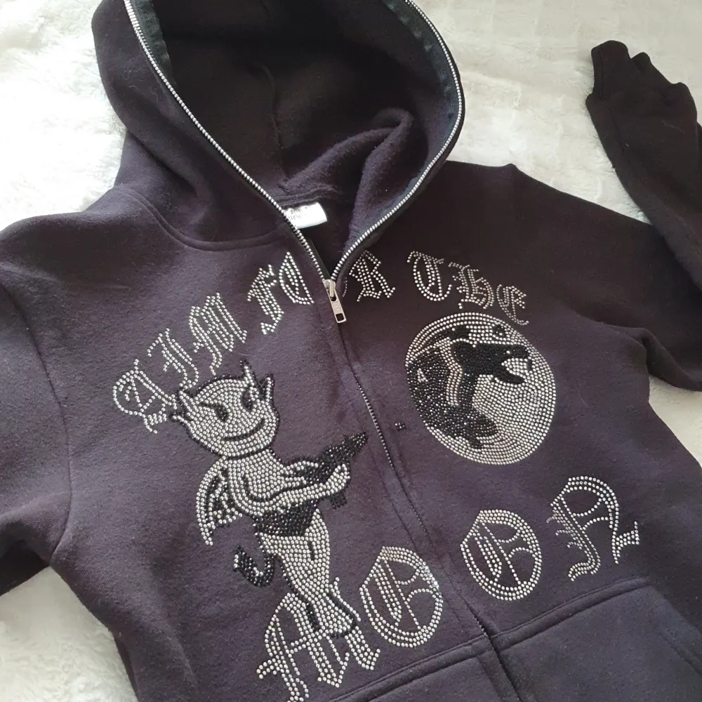 Den är en full zip aim for the moon hoodie som är i helt nyskick har endast testat den 1 gång, skriv privat för fler bilder . Tröjor & Koftor.