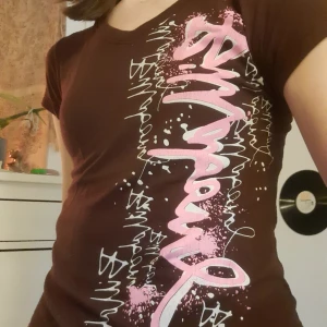 Billabong baby tee - [Hör av dig innan köp!] Brun t-shirt av märket Billabong. Liiite nopprig men ändå bra skick. Barnstorlek L men passar bra på mig som har S.😇Hör av dig vid frågor eller för fler bilder. 