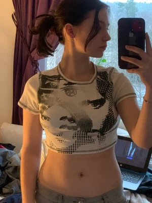 Topp - Snygg magtröja köpt från secondhand men ursprungligen från H&M divided. (Aldrig använd) Storlek M men sitter bra på mig som har S-XS Säljs pga utränsning av garderob. 