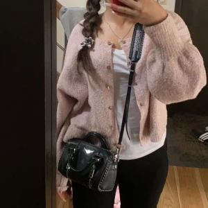 Kofta ifrån zara - En gullig stickad kofta ifrån zara i en fin ljusrosa färg! Inga defter! Köparen står för frakt och kan mötas upp i sthlm💓💓pris kan diskuteras (köptes för runt 400)