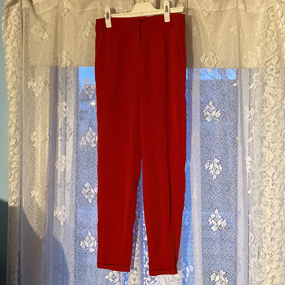 Röda kostymbyxor som är croppade vid nedre delen på vaderna.. Jeans & Byxor.