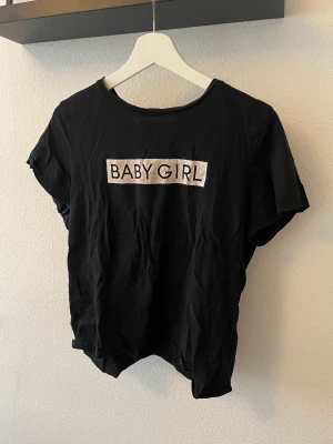 Tshirt från Linn Ahlborg - Svart tshirt från Linn Ahlborgs kollektion på NAKD 