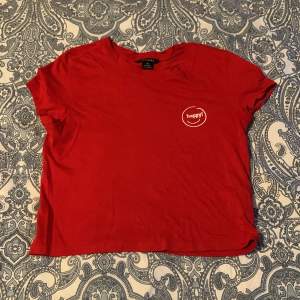 En röd kortare T-shirt från monki. Använd några gånger men i fint skick!👍