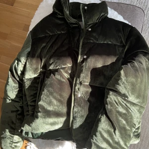 Grön sammet puffer - Älskad grön sammet puffer från asos. Passar M (litet hål i ena fickan