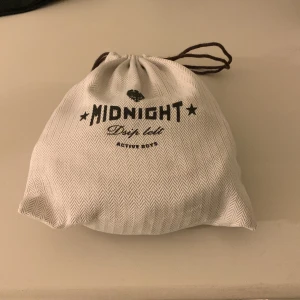 Tuttolente dripbelt (aldrig använt) - Ovanligt Tuttolente dripbelt som ej säljs längre . Storlek 34 (S) Sprillans nytt aldrig använt.