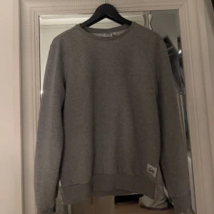 Grå sweatshirt  - Sweatshirt som typ aldrig är använd, köp i en butik i Göteborg (vet ej vad den heter) fin kvalite, ganska tjock. 