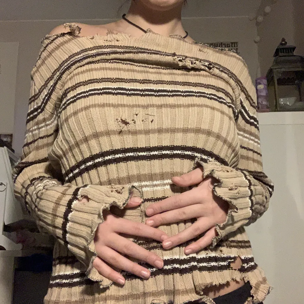 Långärmad tröja med lite punk look. Tröjor & Koftor.