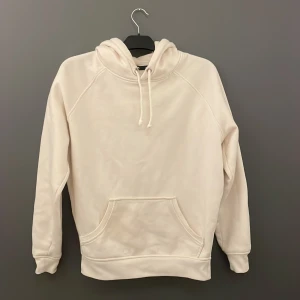 Ljus beige Hoodie Bikbok - Fin hoodie från bikbok. Original pris 400:- Storlek S 