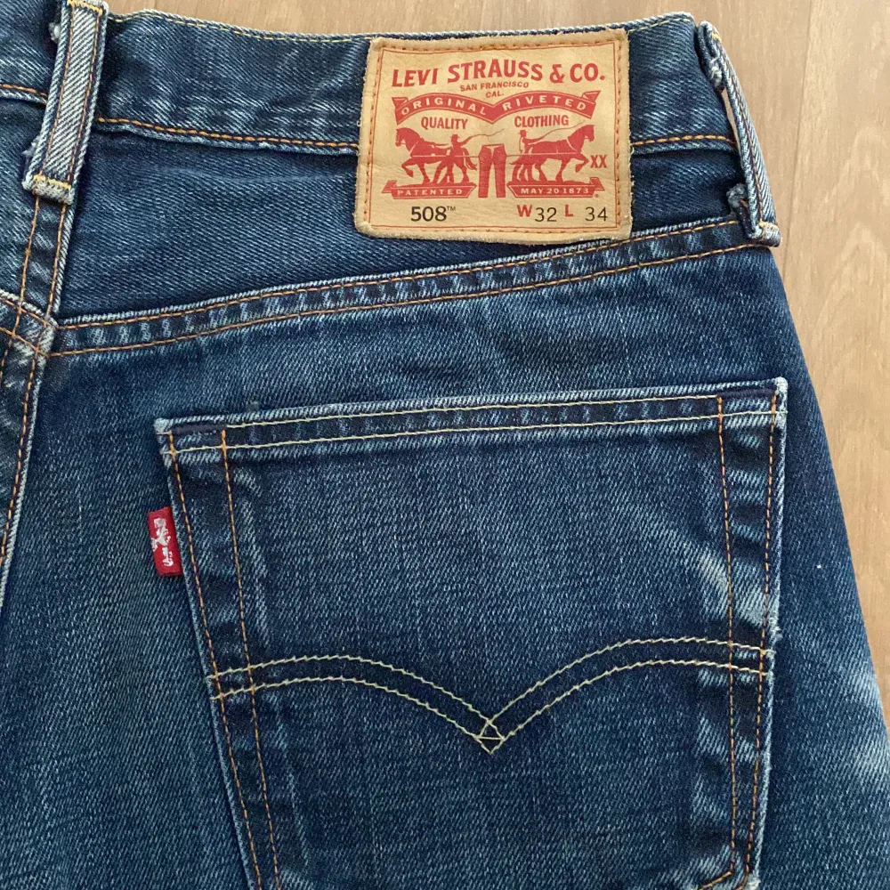 Säljer min brorsas levis jeans då dem inte passar honom. Köpt secondhand. Kan postas ( köparen står för frakten).  Kan även mötas upp. Jeans & Byxor.