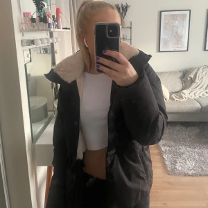 Svart vinterjacka! - En svart vinterjacka köpt på XXL. Varken för varm eller kall och har en väldigt mjuk fodring och även i luvan. Endast använd ett fåtal gånger. Strl 158-164 men passar mig som har S. Nypris 799 säljer för 499! Hör av dig vid frågor:)
