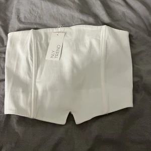Topp - Helt ny topp från nelly! jättefin men säljer då jag inte tyckte den satt så bra på mig. Storlek xs, 80kr + frakt