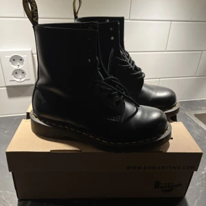 Dr Martens skor  - Endast använda ett fåtal gånger! Som nya! Original kartongen får man med!  Köparen står för frakten vid postleverans!