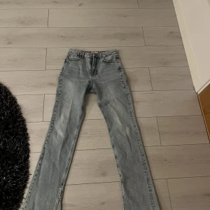 Jeans med slits - Jag säljer dessa blåa jeans med slits på insidan, st 36. Dom är helt nya, köpte dom bara för någon vecka sen, och känner att de inte riktigt är min stil, dom är från Gina tricot och jag tycker dom sitter super fint på. Säljer de 100 kr billigare än nypris