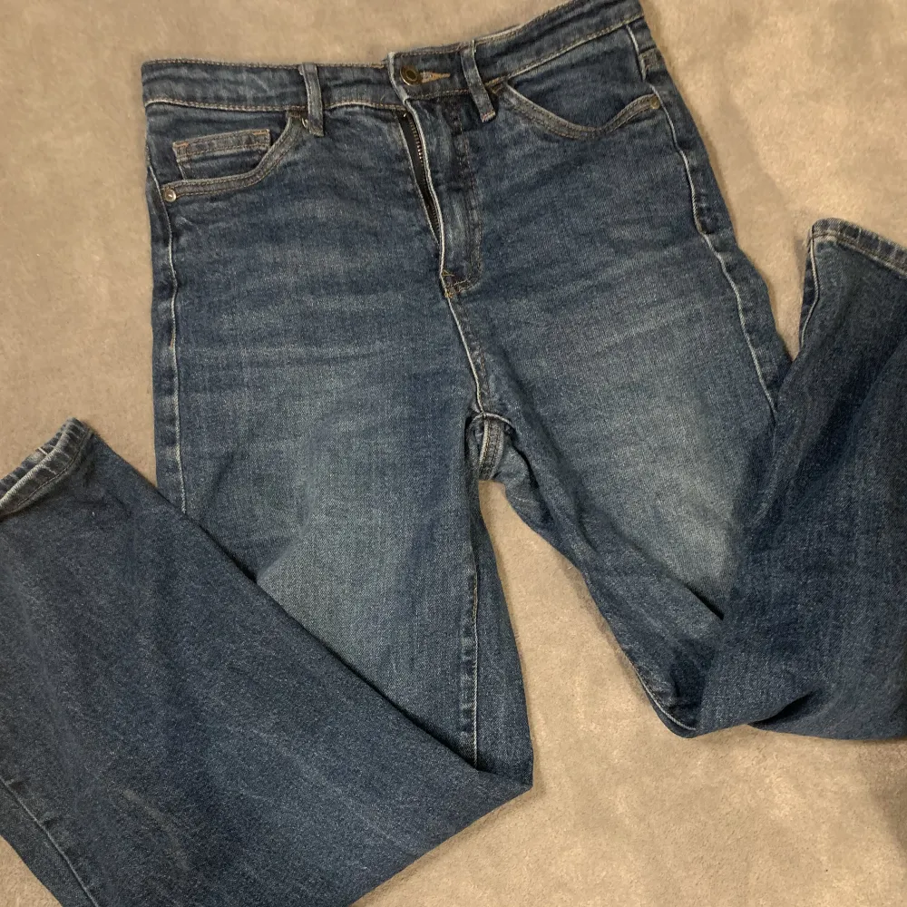 Jätte fina mörklblå jeans som tyvärr blivit för små, Full lenght, Man kan be om mer bilder priv💓❤️. Jeans & Byxor.