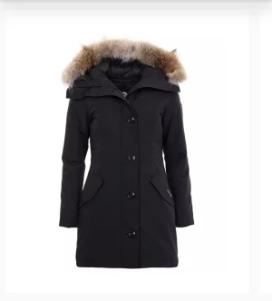 Canada goose rossclair parka - Storlek S använd en vinter, säljer pga flytt samt att den inte kommer till användning.  Köpt för 15000 kronor säljs för 5000