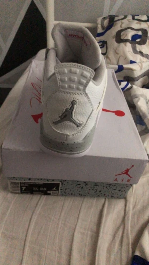 JORDAN 4 RETRO "WHITE OREO" - Oanvända storlek 41, seriösa köpare. Kan visa de på FaceTime om ni är intresserade. Pris diskuteras i samtalet.