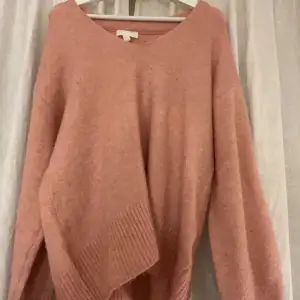 Superfin rosa stickad tröja. Säljer för den inte kommer till användning. På första bilden ser du rätt färg, säljer även en exakt likadan i beige i ett annat inlägg. 50kr+frakt. Köp direkt för 100+frakt❤️