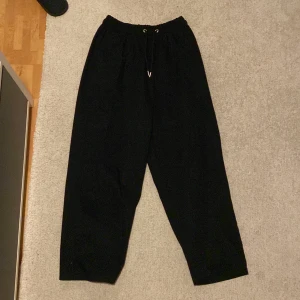 Loosefit tygbyxor  - Svarta tygbyxor med midjeband  