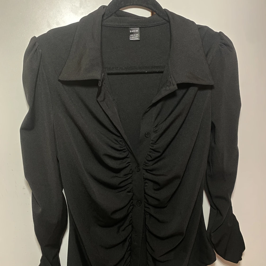 Svart tröja med knappar